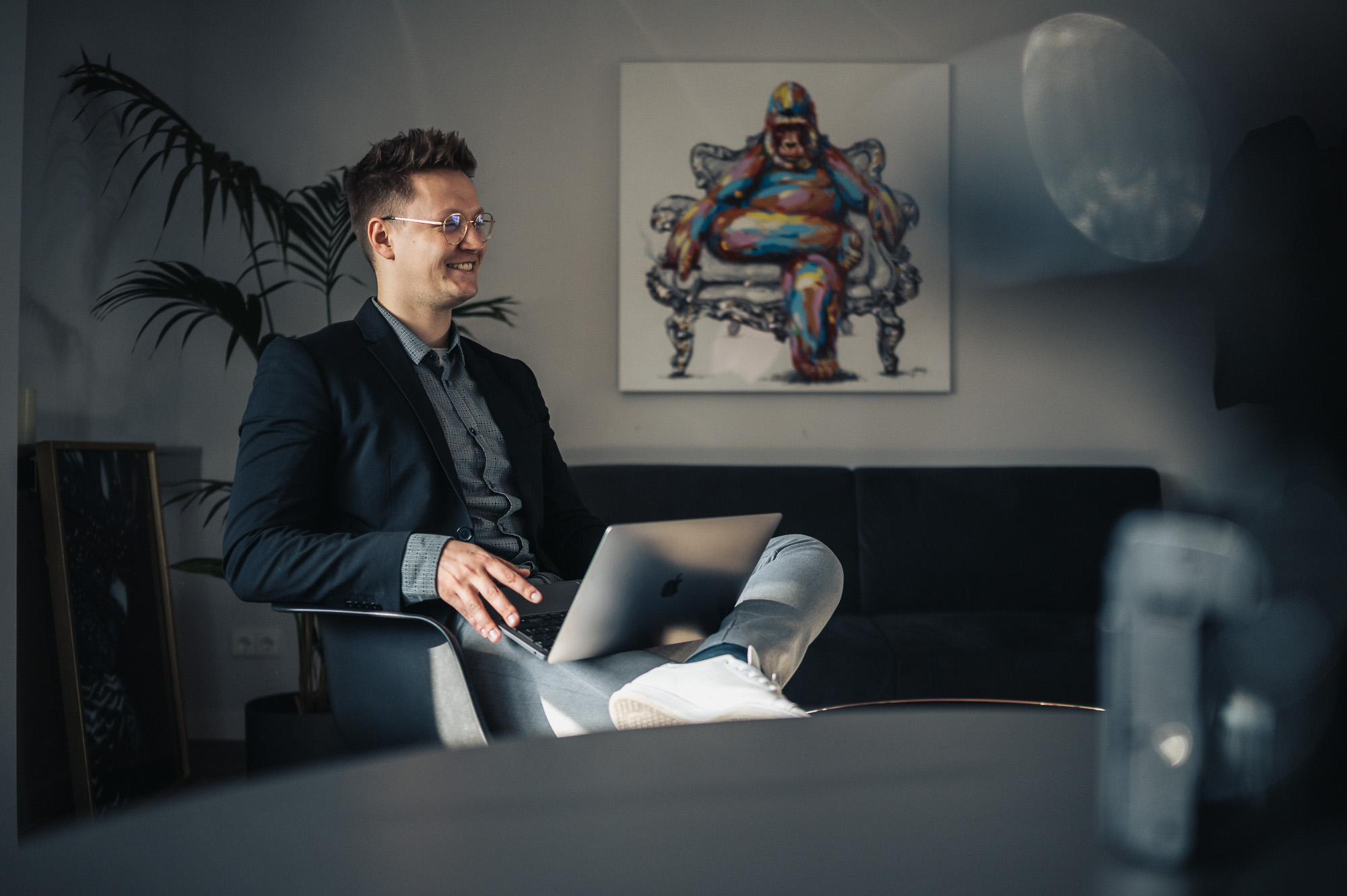 Tammo Johannes im Gespräch, mit einem Laptop auf dem Schoß